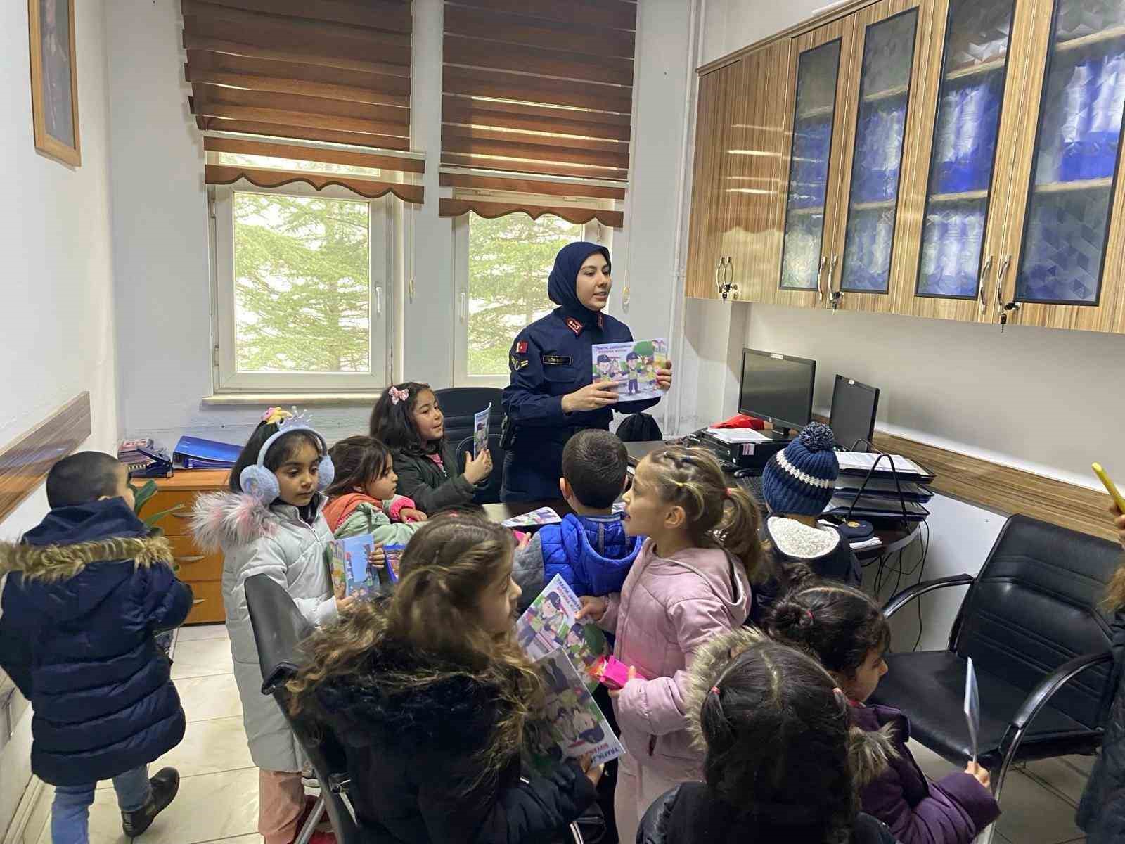 Sorgun’da anaokulu öğrencileri jandarma komutanlığını ziyaret etti