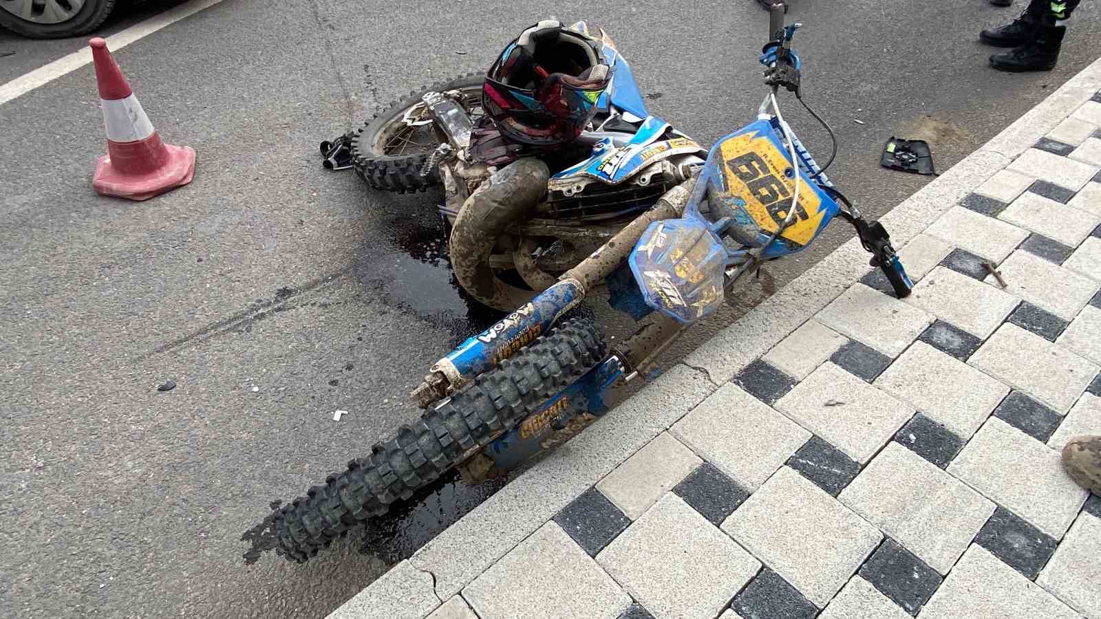 Minibüsün çarptığı motosikletli metrelerce savruldu 