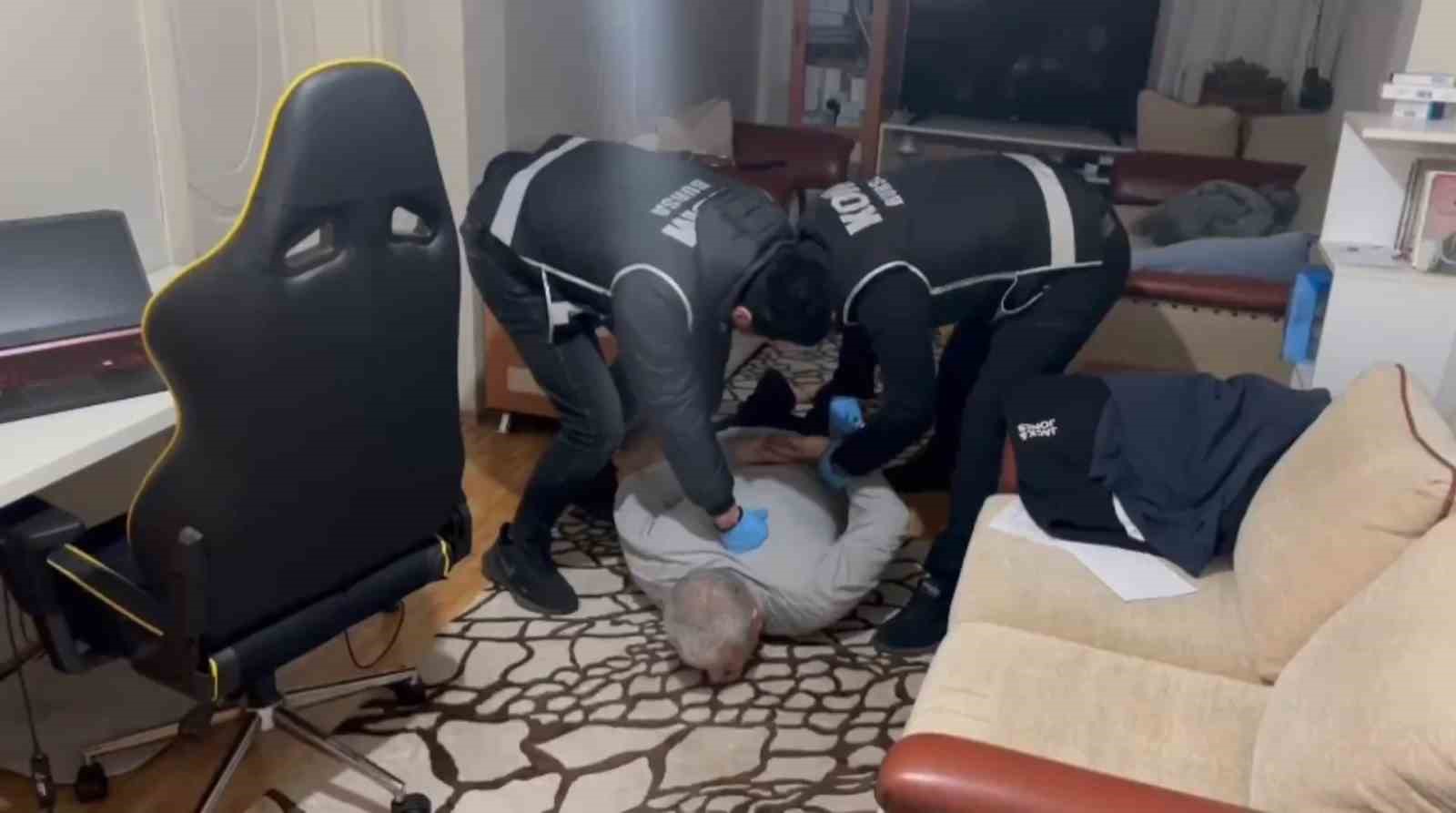 Bursa&rsquo;da 3 su&ccedil; &ouml;rg&uuml;t&uuml; &ccedil;&ouml;kertildi...Tayyar T&uuml;rkeş yurtdışına firar etti 