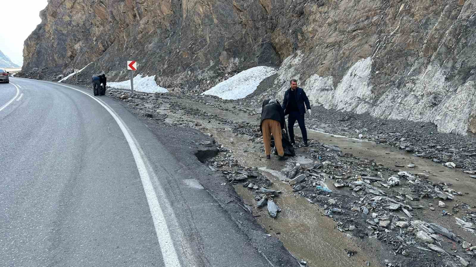Hakkari şehir girişi &ccedil;&ouml;plerden arındırıldı
