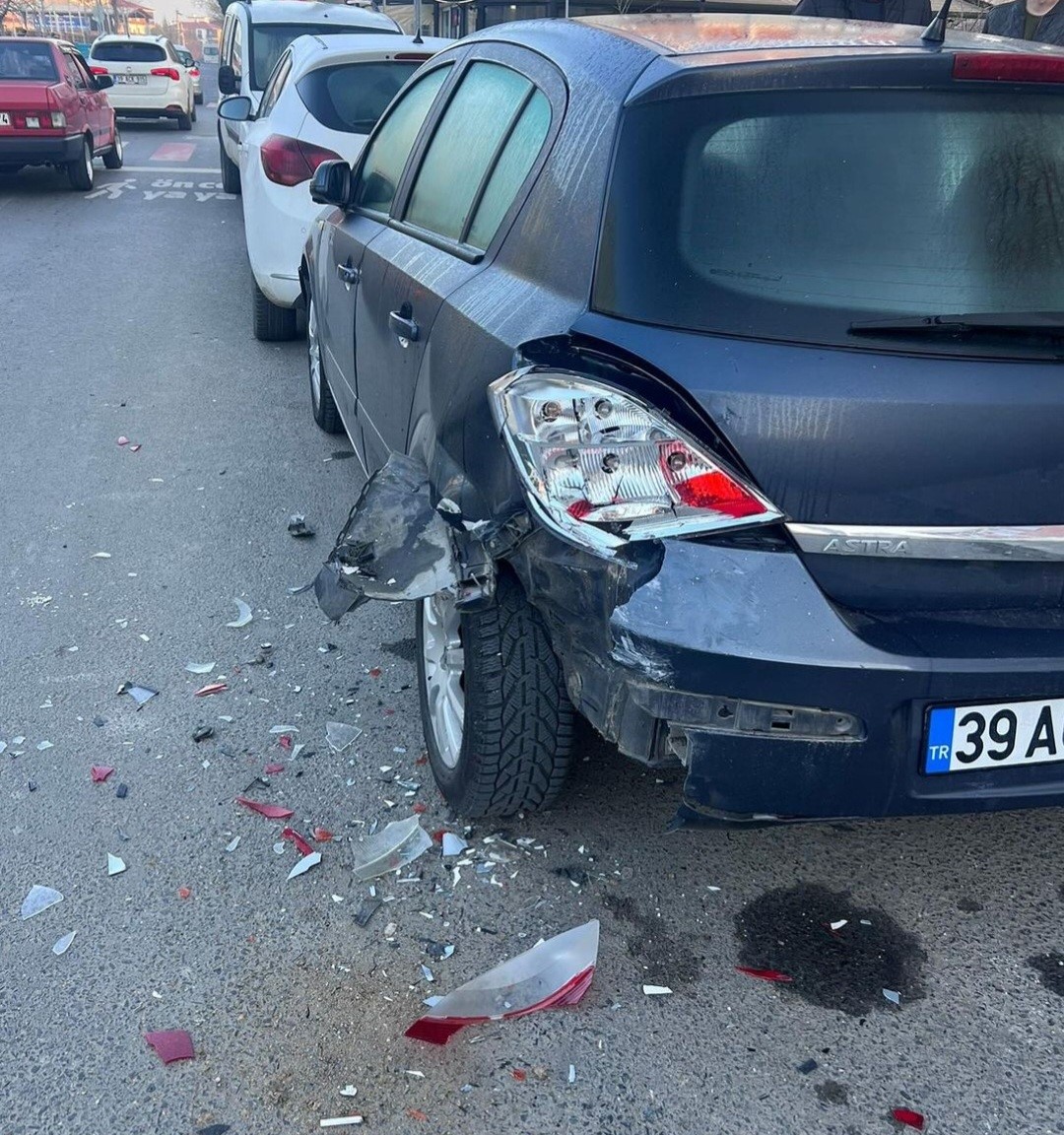 L&uuml;leburgaz&rsquo;da park halinde otomobile &ccedil;arpıp ka&ccedil;tı
