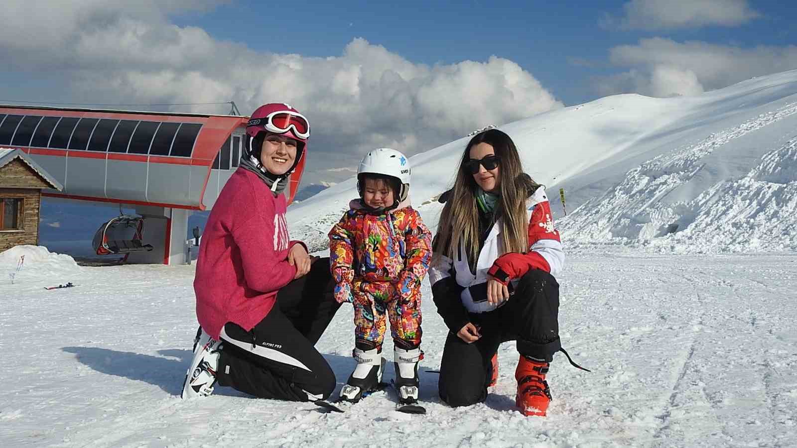 2 yaşındaki minik Elif konuşmayı &ouml;ğrenmeden kayak yapmayı &ouml;ğrendi
