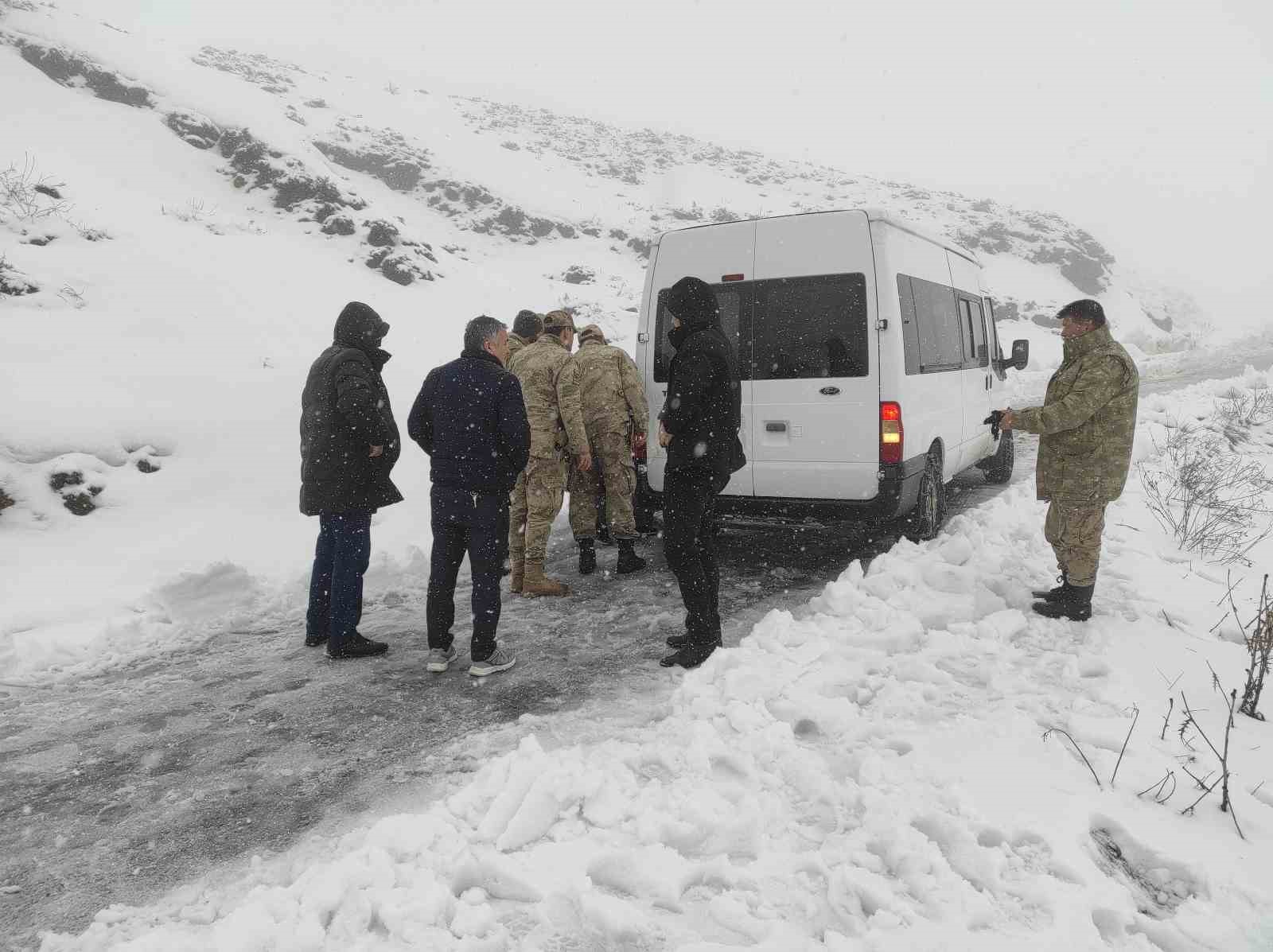 Sultan Dağı’nda kara saplanan minibüs ekiplerin yardımıyla kurtarıldı
