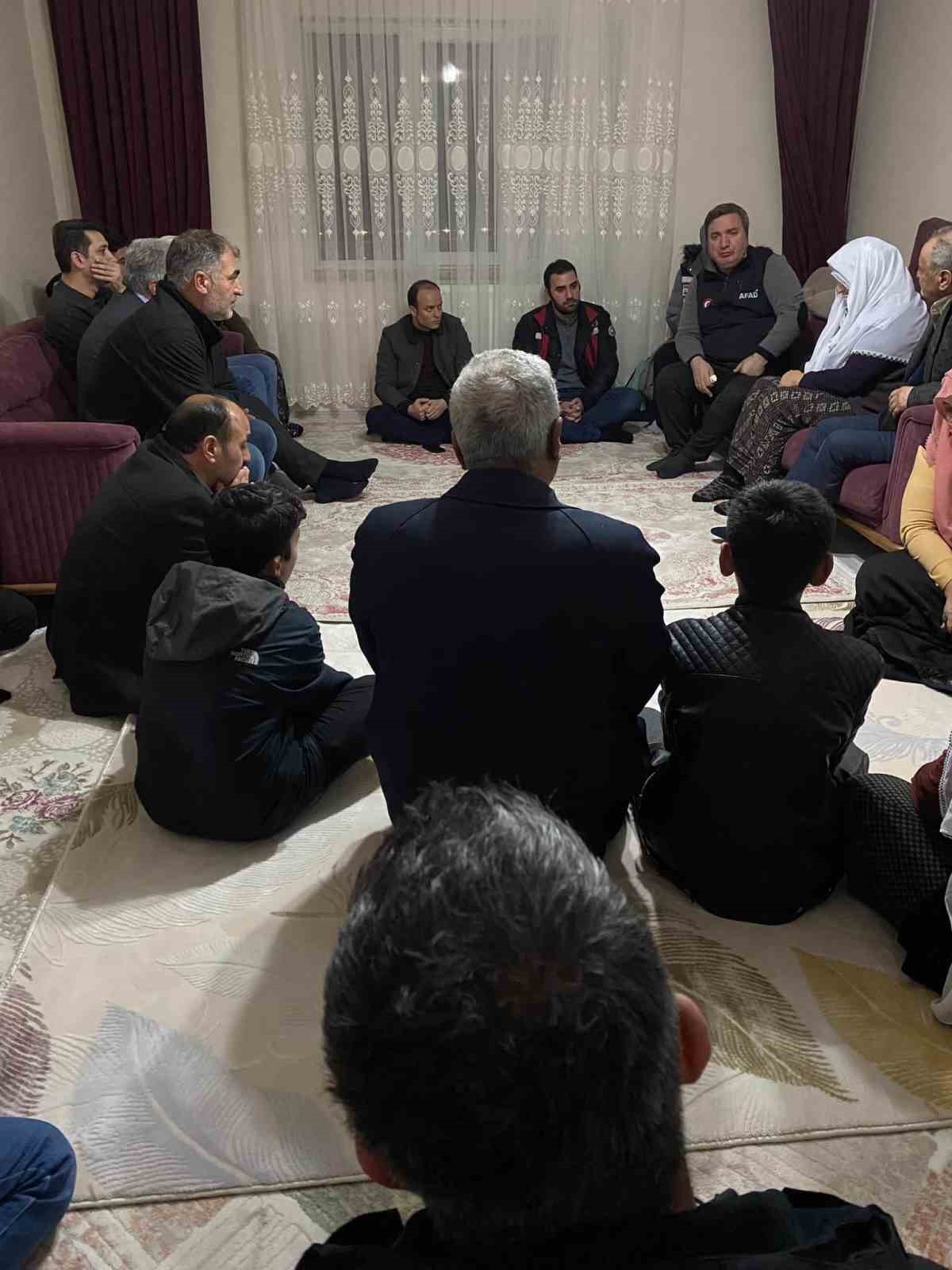 Vali Aydoğdu, kayıp madencilerin ailelerini yalnız bırakmıyor
