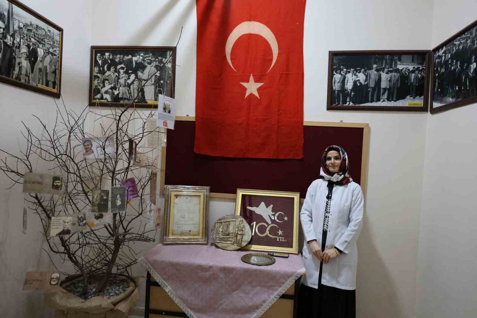 Okuldaki tarihi sergi &ouml;ğrencileri ge&ccedil;mişe g&ouml;t&uuml;r&uuml;yor
