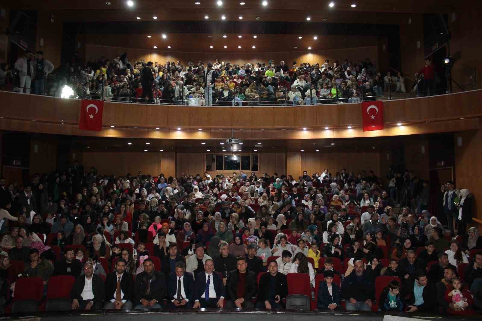 Kahta&rsquo;da &rsquo;Elin &Ccedil;ocukları&rsquo; oyunu sahnelendi
