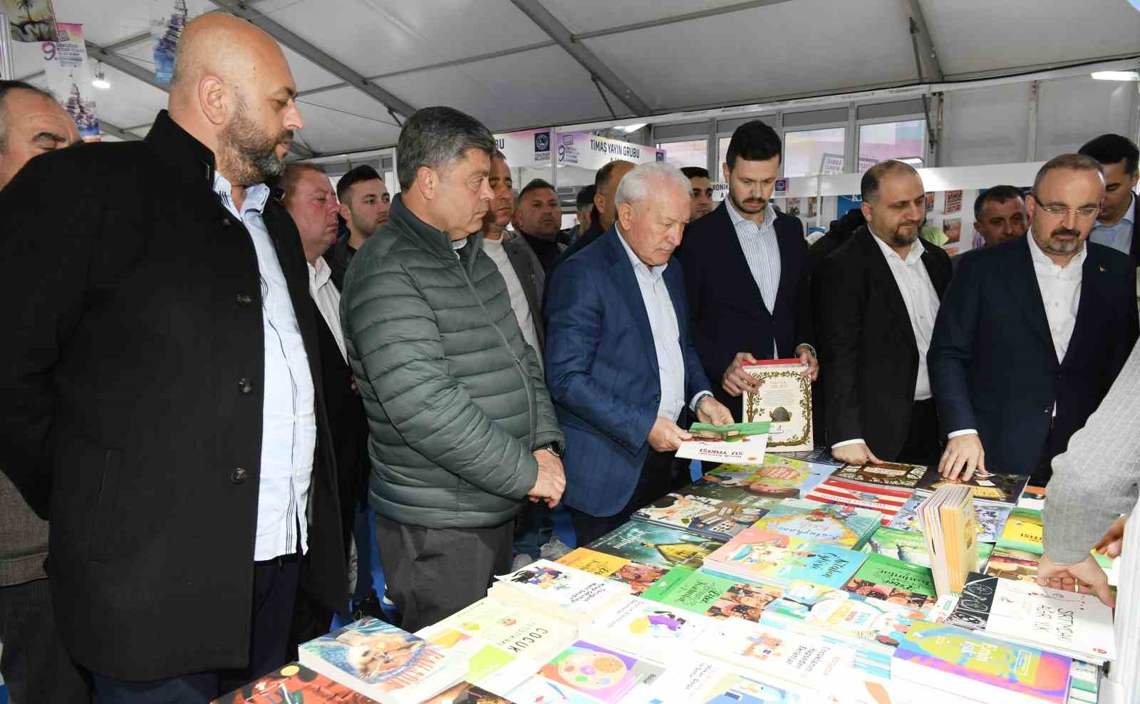 Lapseki Belediye Başkanı Ey&uuml;p Yılmaz, Bakan Yardımcısı Turan&rsquo;ın imza g&uuml;n&uuml;ne katıldı
