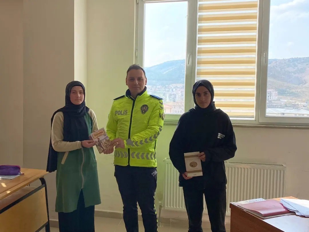 Trafik polisleri, &ouml;ğrencilere mesleklerini tanıtıp kitap hediye etti
