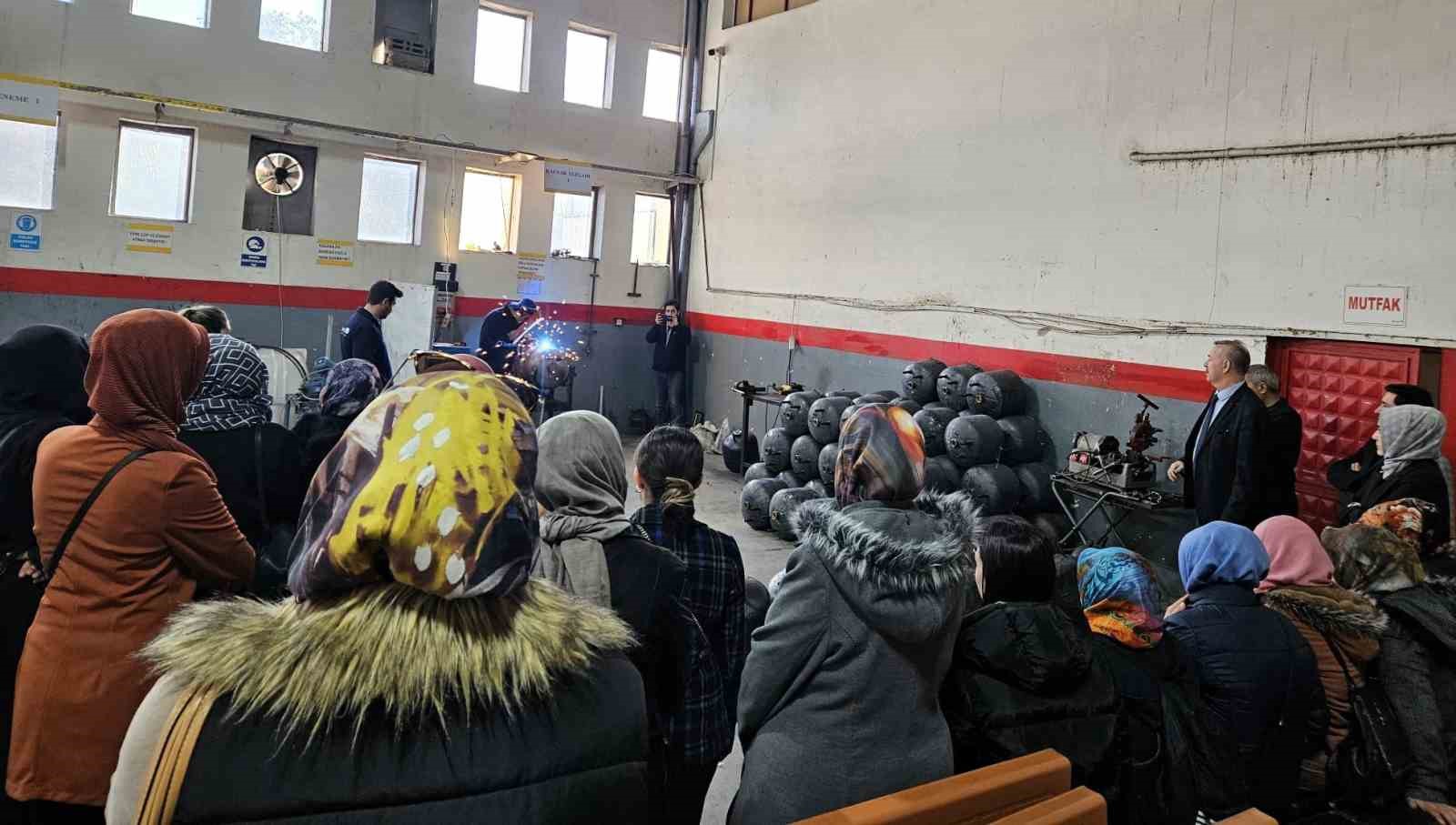 ADEM kursiyeri kadınlar fabrikada kaynak yaptı

