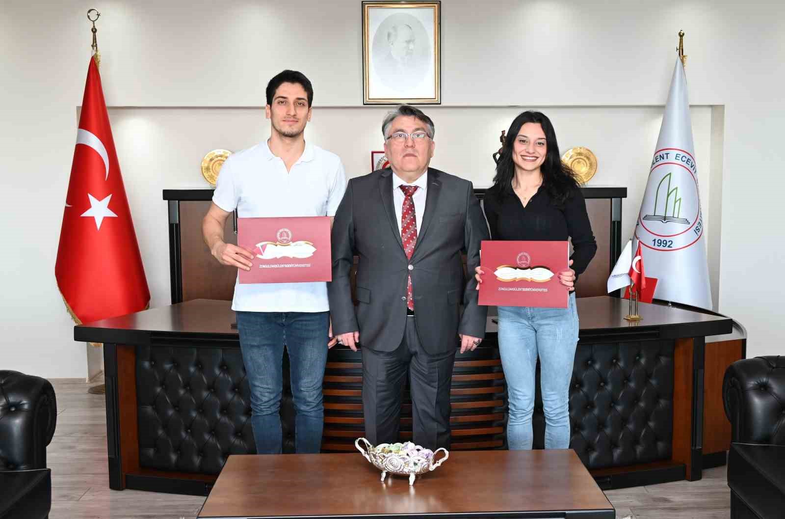 Rektör Özölçer, Atletizm Şampiyonası’nda dereceye giren öğrencileri kabul etti