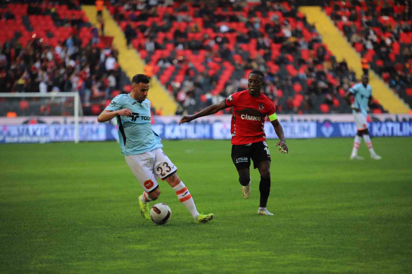 Trendyol Süper Lig: Gaziantep FK: 0 - Başakşehir: 0 (İlk yarı)
