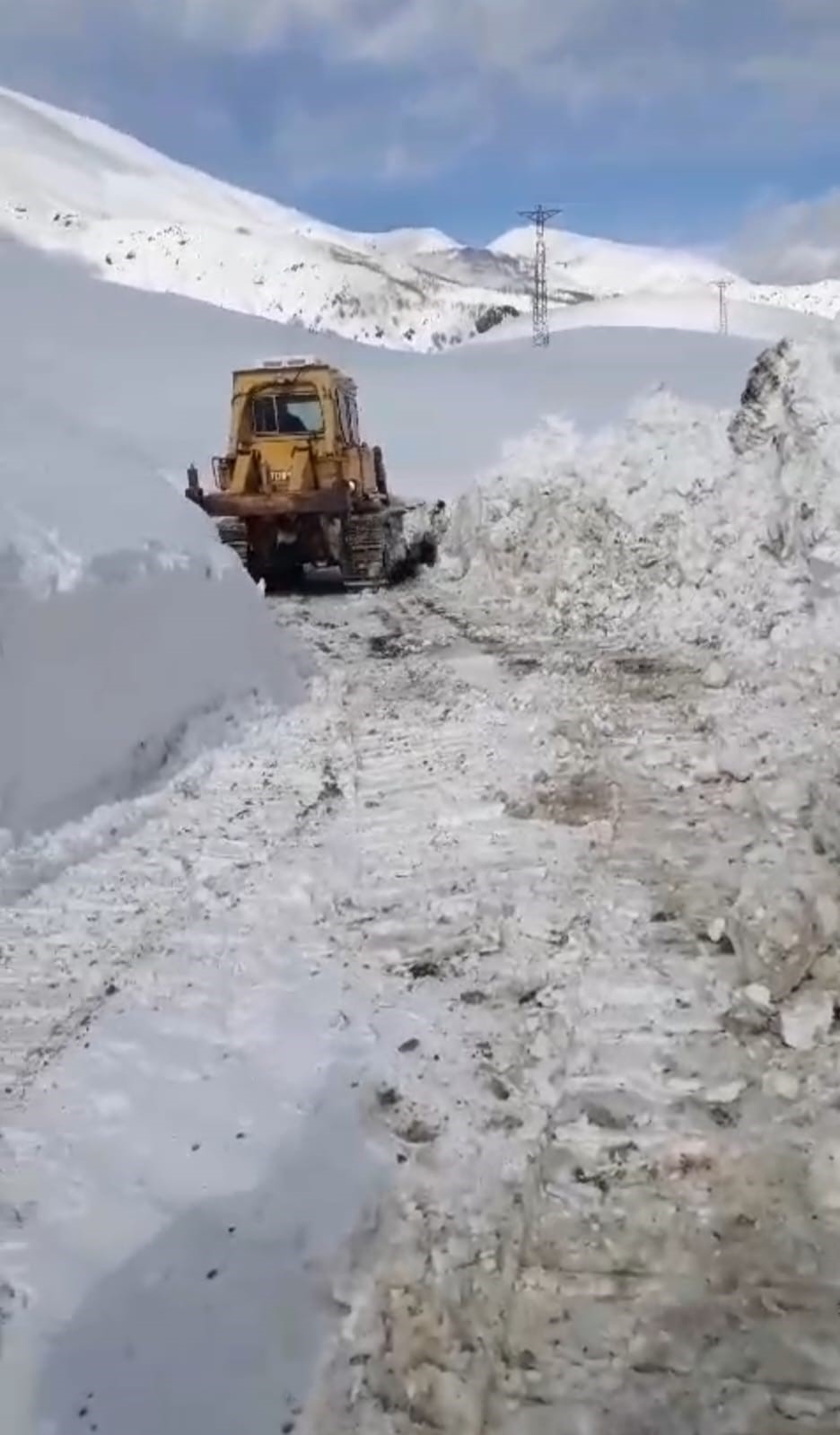 Bing&ouml;l&rsquo;&uuml;n Yayladere il&ccedil;esi kırsalında kardan kapanan k&ouml;y yolları a&ccedil;ılmaya &ccedil;alışılıyor
