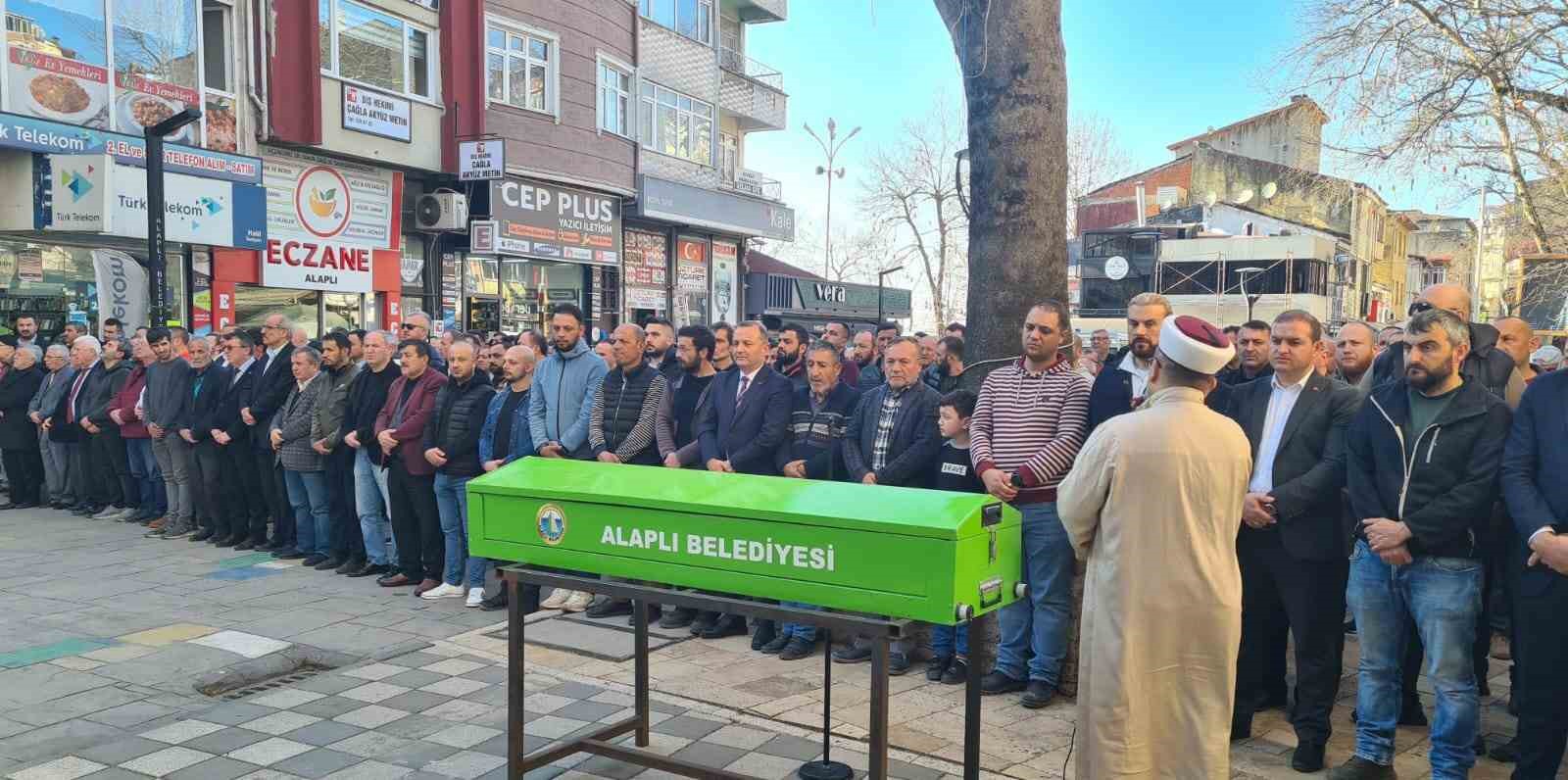 Tartıştığı kişi tarafından kalbinden bı&ccedil;aklanarak &ouml;ld&uuml;r&uuml;len adam toprağa verildi
