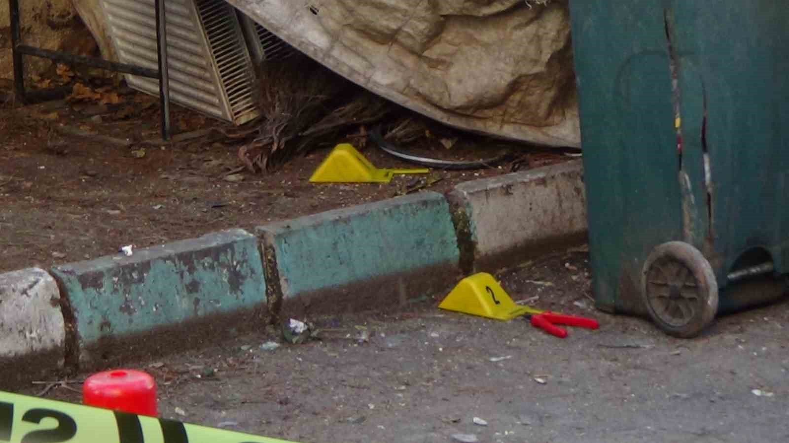 Karakol &ouml;n&uuml;nde bı&ccedil;aklı kavga: 2 yaralı, 5 g&ouml;zaltı
