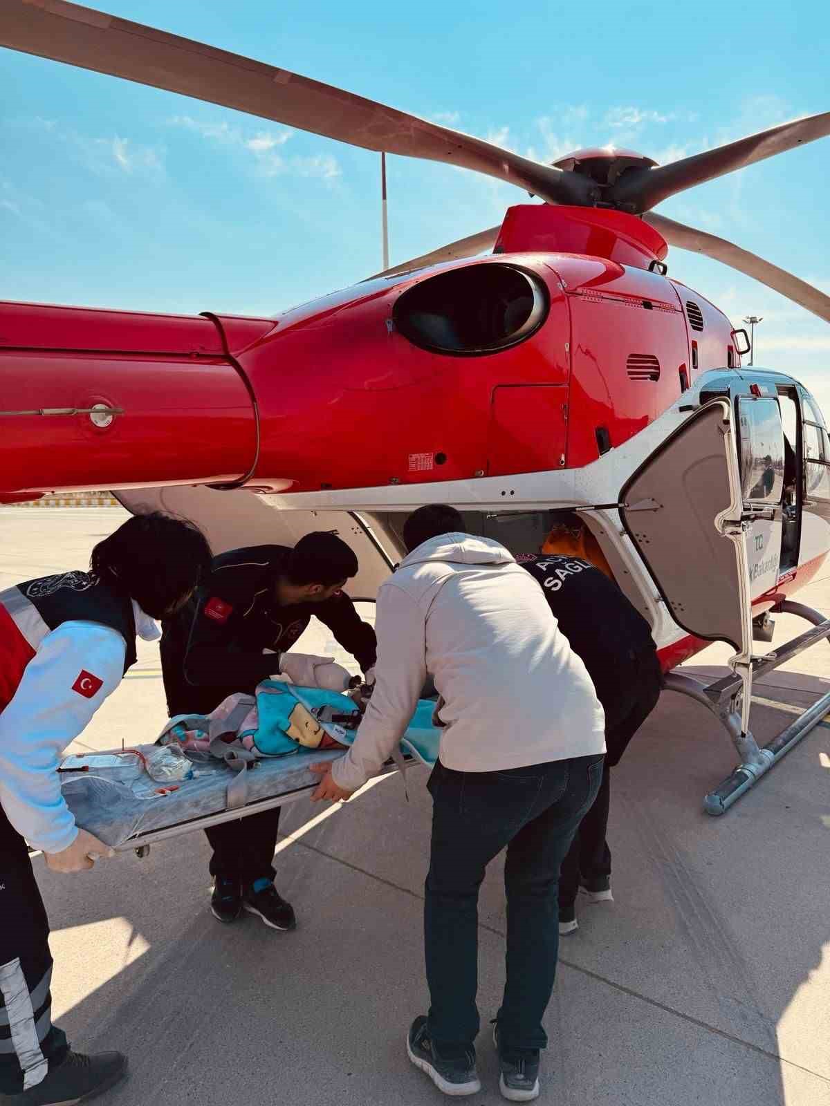 Şırnak&rsquo;ta hipertansiyon sorunu olan &ccedil;ocuk ambulans helikopter ile Van&rsquo;a g&ouml;t&uuml;r&uuml;ld&uuml;
