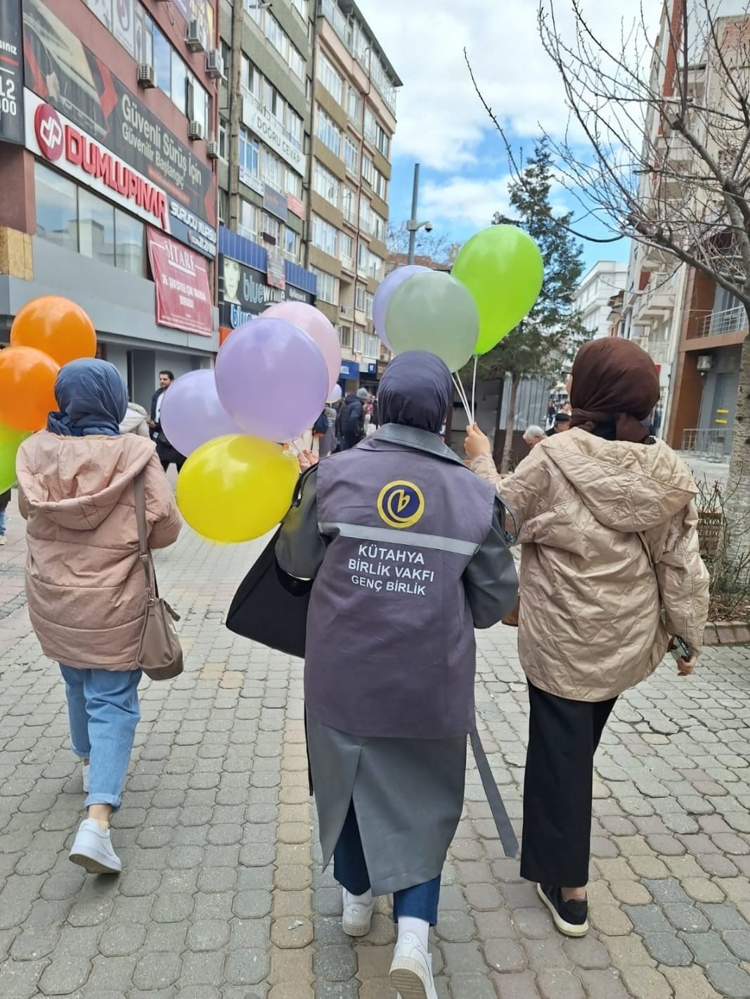 Birlik Vakfından &ccedil;ocuklara balon
