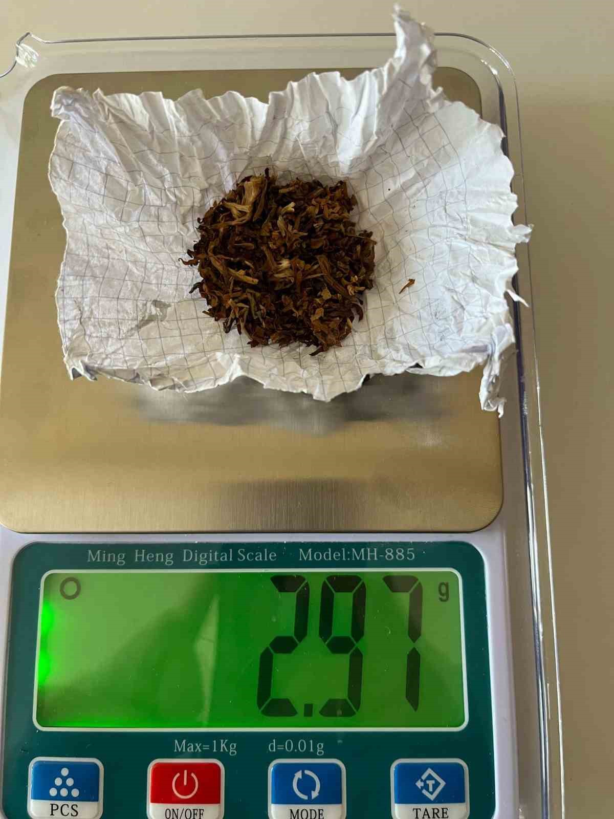 Polisin durdurduğu 3 ş&uuml;pheliden uyuşturucu madde ele ge&ccedil;irildi
