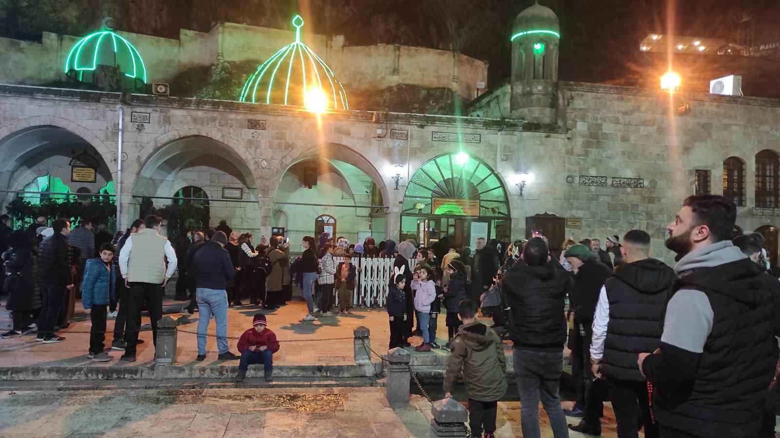 Peygamberler şehri Şanlıurfa’da Berat Kandili coşkusu