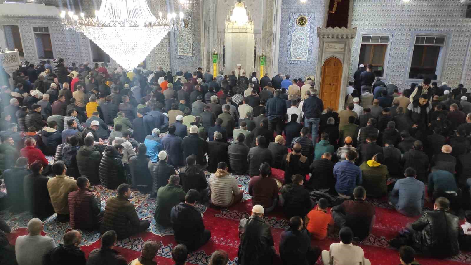 Peygamberler şehri Şanlıurfa&rsquo;da Berat Kandili coşkusu
