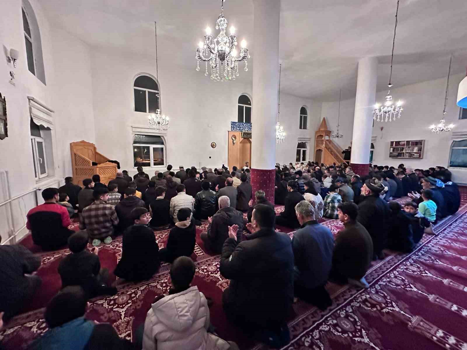 Y&uuml;ksekova&rsquo;da Berat Kandili idrak edildi
