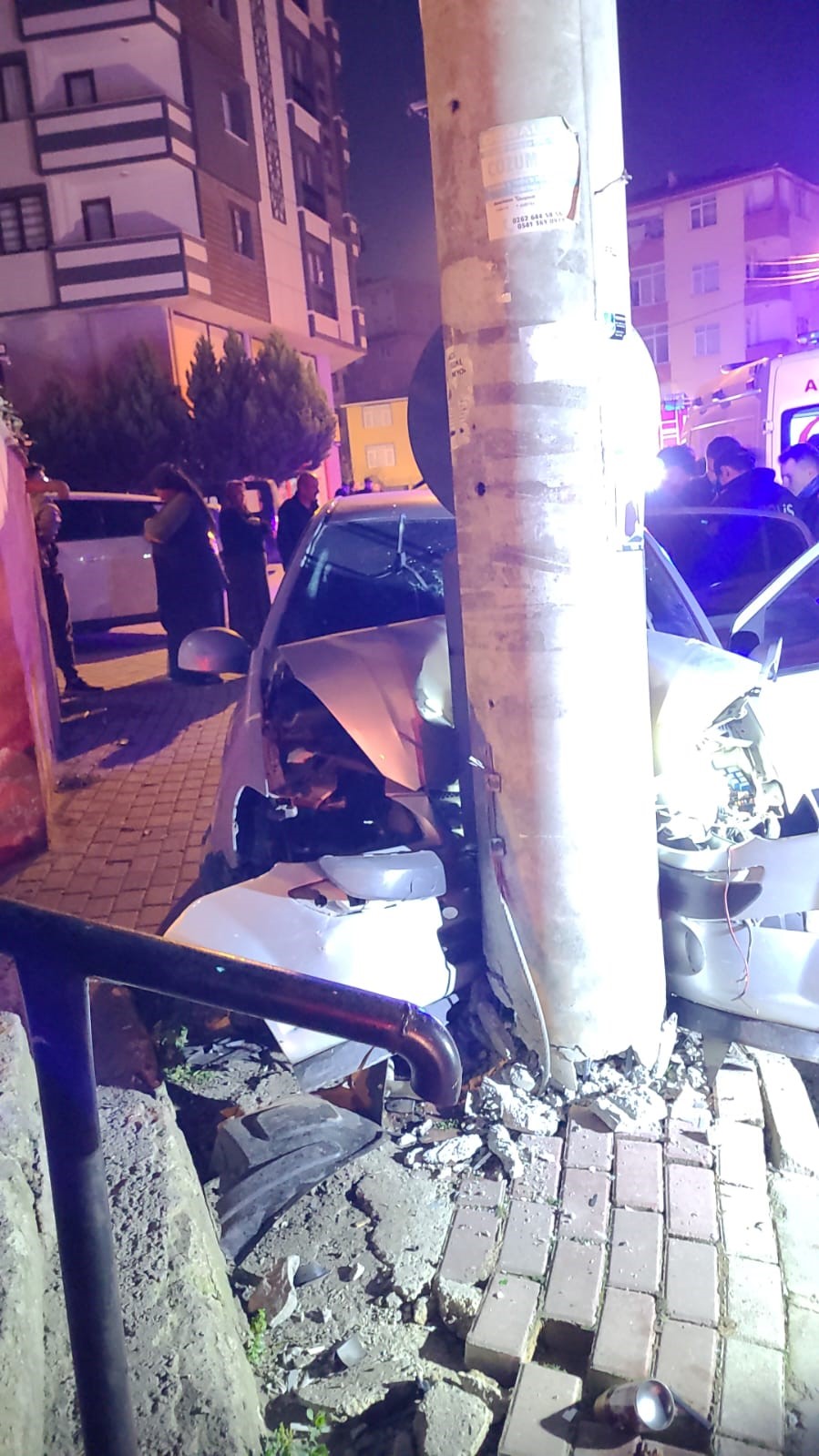 Otomobil beton elektrik direğine çarptı : 1’i ağır 3 yaralı 