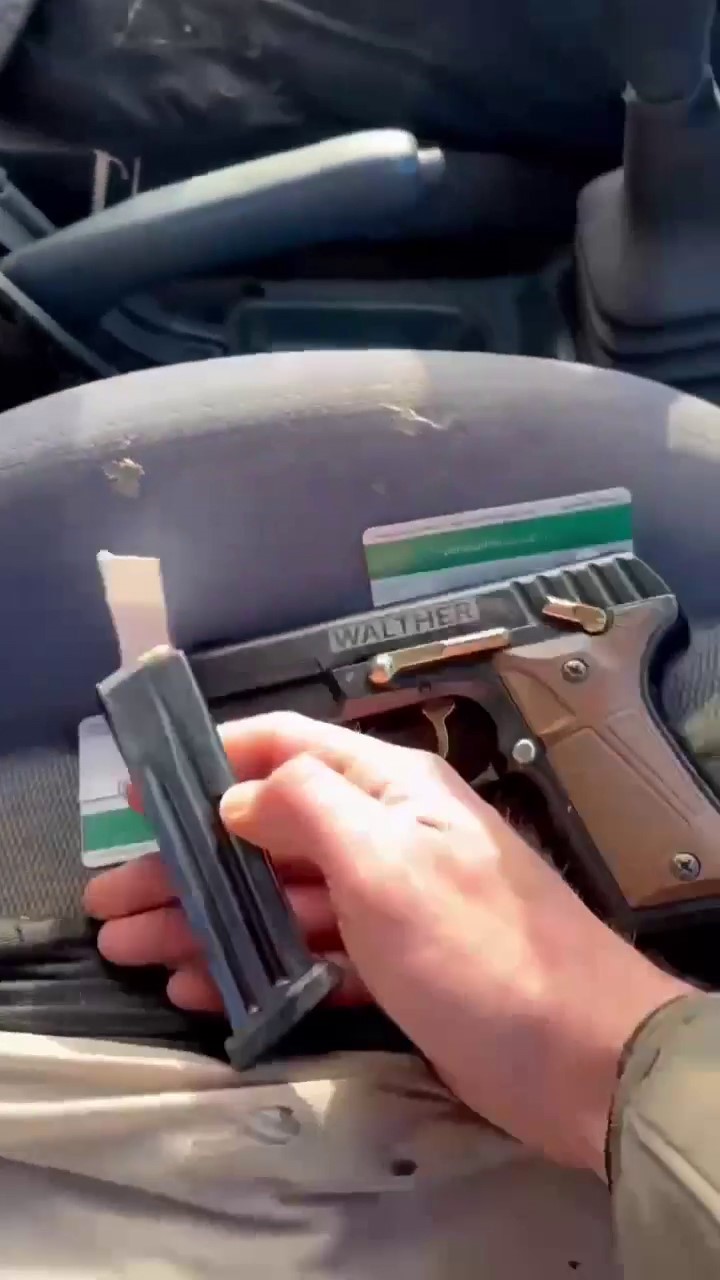 Beylikdüzü’nde uygulamaya takılan aracın gizli bölmesinde tabanca ele geçirildi