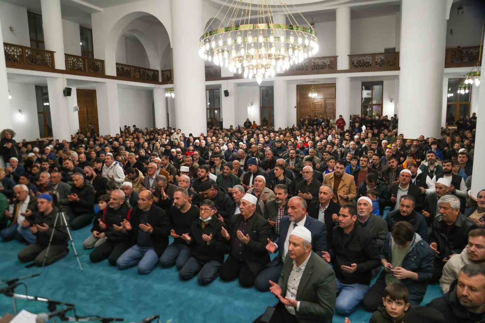 Sadien, Kur&rsquo;an-ı Kerim tilavetiyle Caniklileri mest etti
