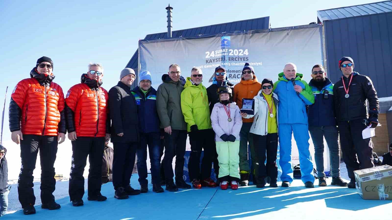 Erciyes’te Diplomatik Kayak ve Snowboard Yarışı yapıldı