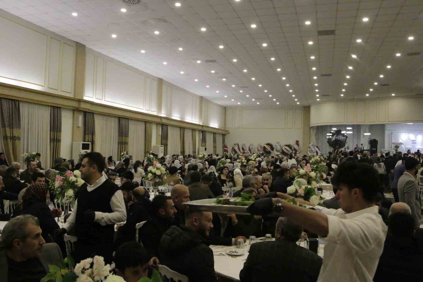 Diyarbakır&rsquo;da siyaset&ccedil;ileri ve iş adamlarını bir araya getiren d&uuml;ğ&uuml;ne 3 bin kişi katıldı
