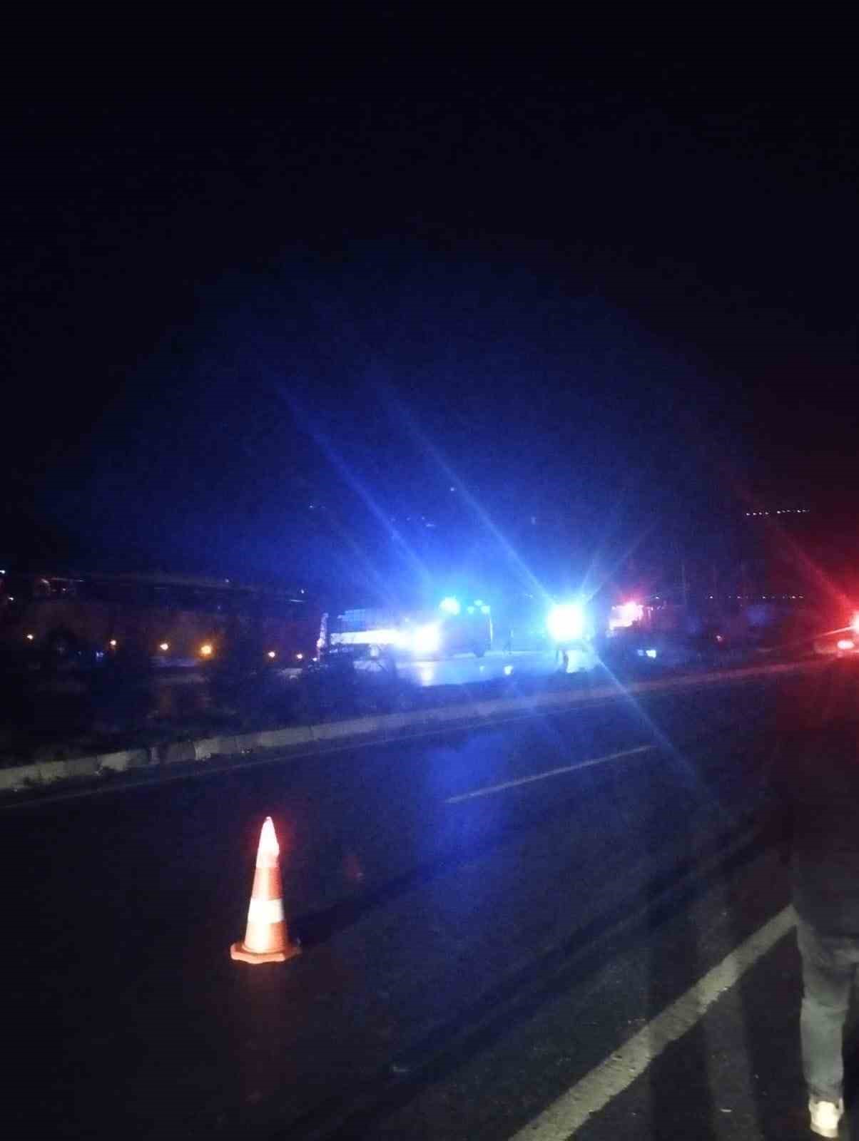 Yola d&uuml;şen aydınlatma direğine &ccedil;arpan otob&uuml;s kaza yaptı: 2 &ouml;l&uuml;
