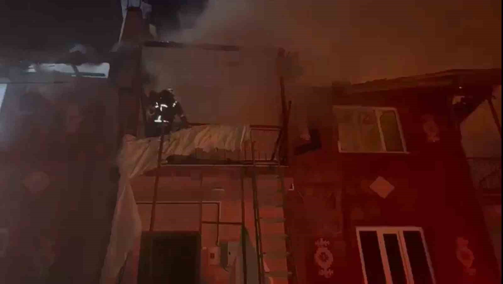 Burdur’da 3 katlı bina alevlere teslim oldu