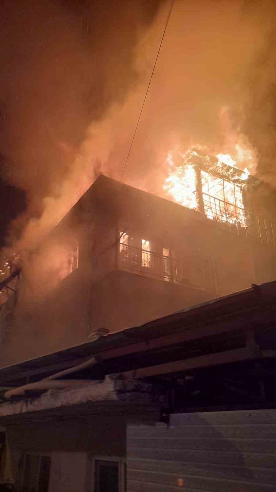 Burdur&rsquo;da 3 katlı bina alevlere teslim oldu
