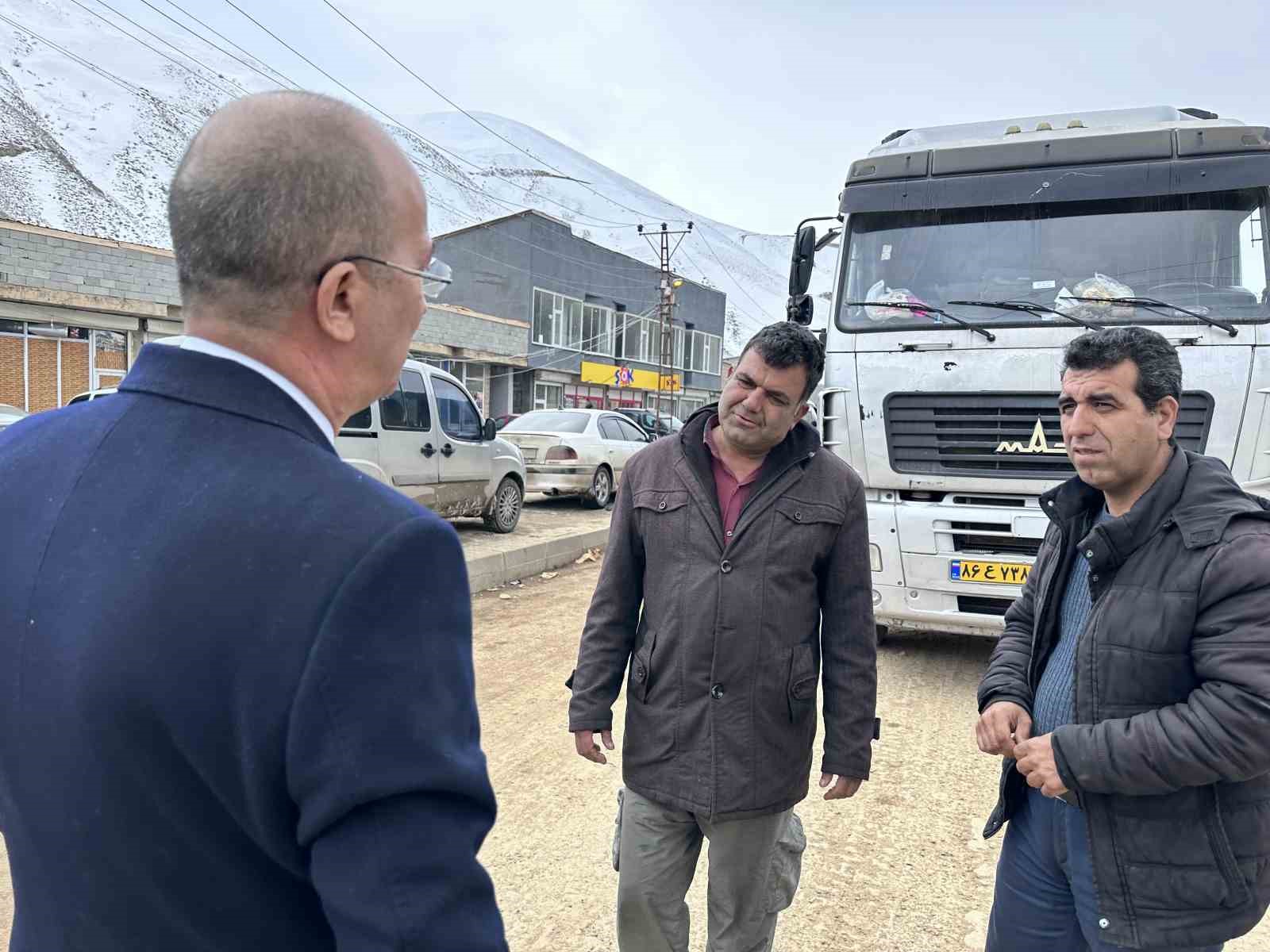 Başkan B&uuml;y&uuml;ksu tır şof&ouml;rlerinin imdadına yetişti
