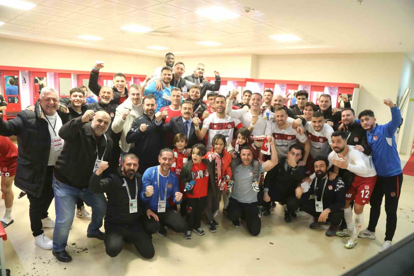 Sivasspor’dan Pendik maçı sonrası galibiyet pozu