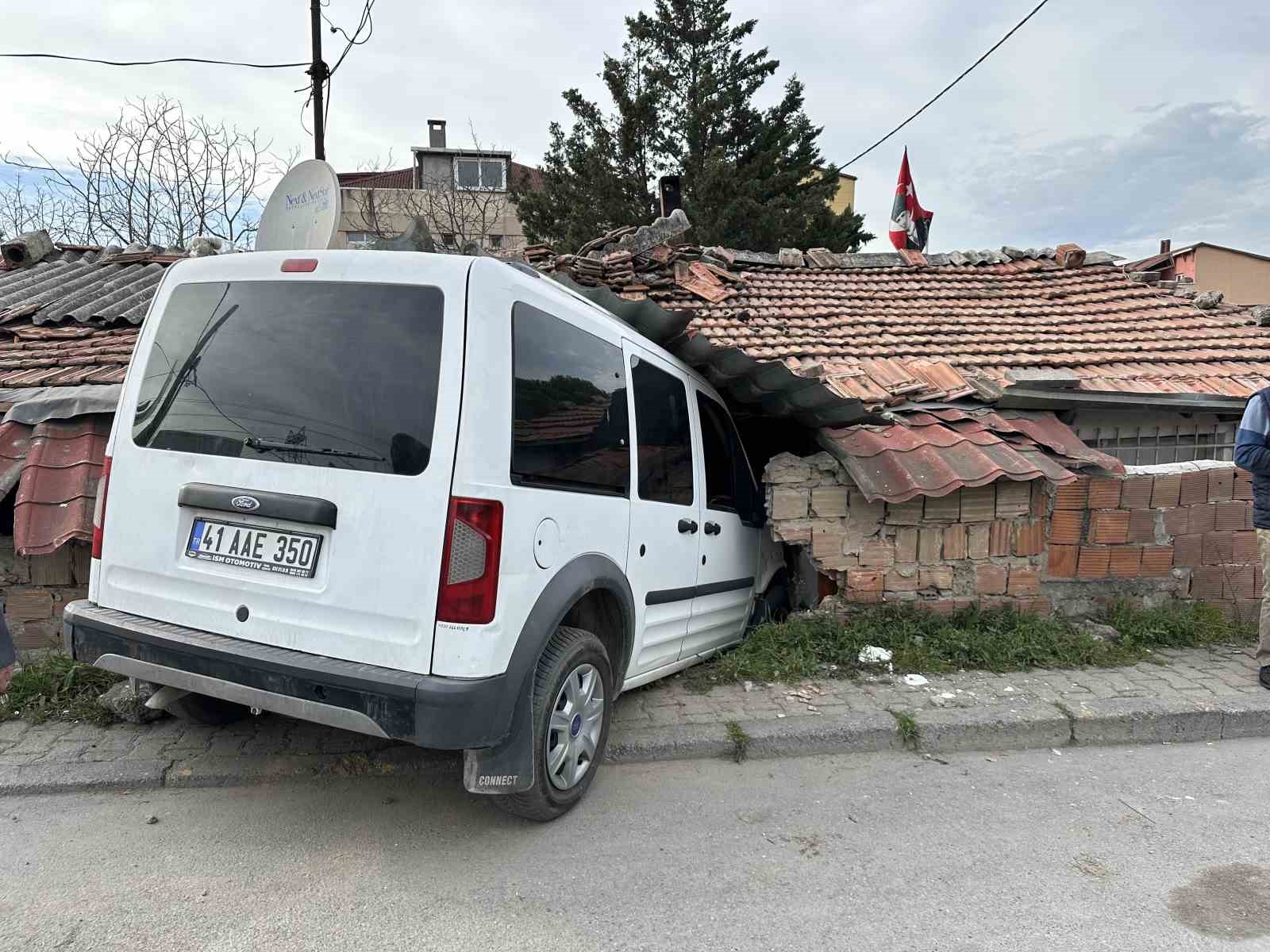 Ataşehir’de hafif ticari araç müstakil eve girdi