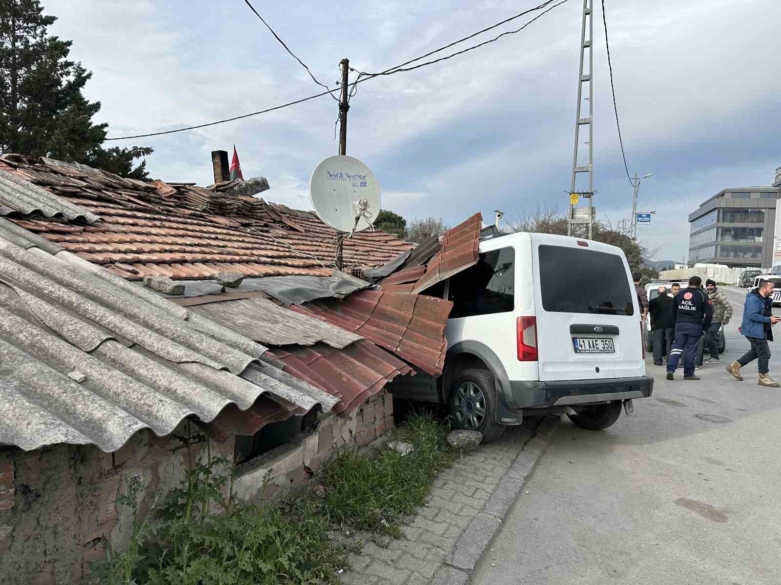 Ataşehir’de hafif ticari araç müstakil eve girdi
