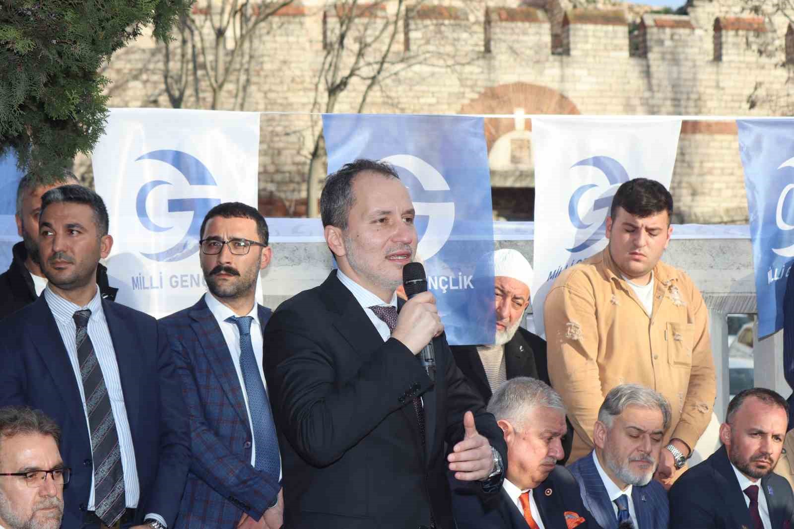 Eski başbakanlardan Necmettin Erbakan kabri başında anıldı
