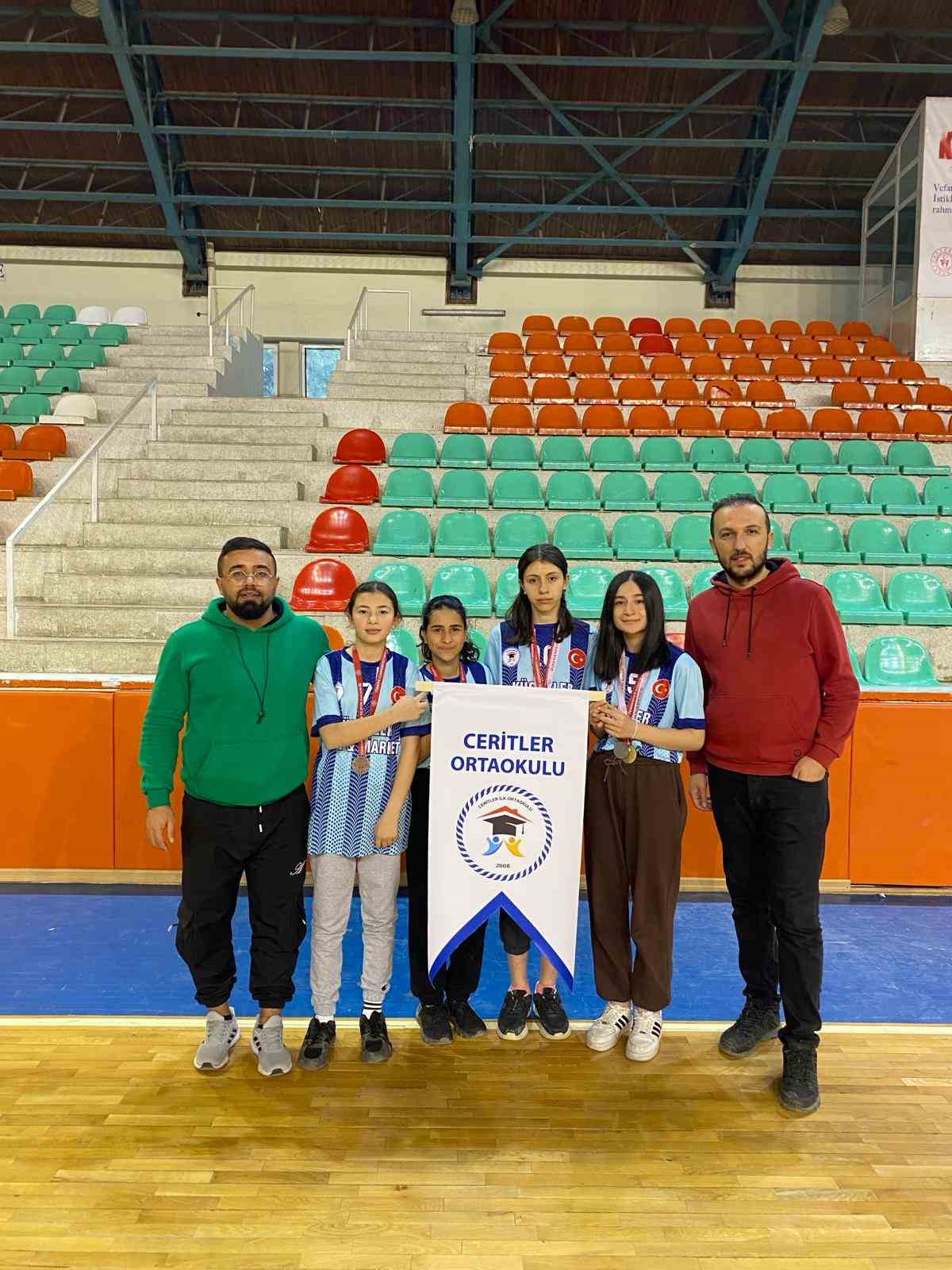 Alaca Ceritler Ortaokulu 26 madalya ile d&ouml;nd&uuml;
