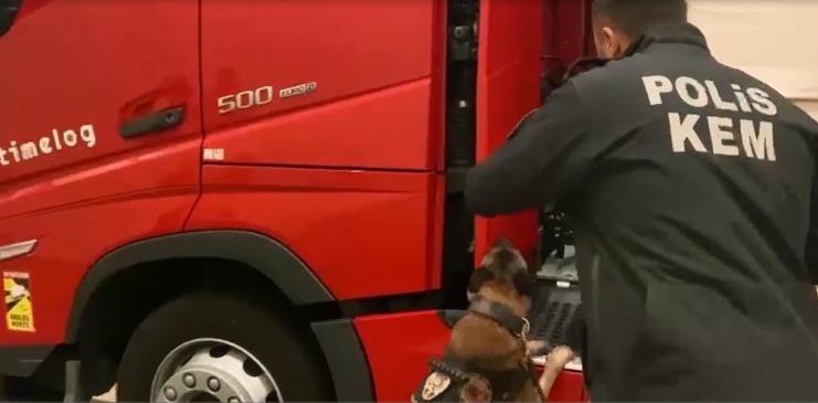 Kapıkule’de tırda yangın tüpüne zulalanmış 18 kilo uyuşturucu ele geçirildi