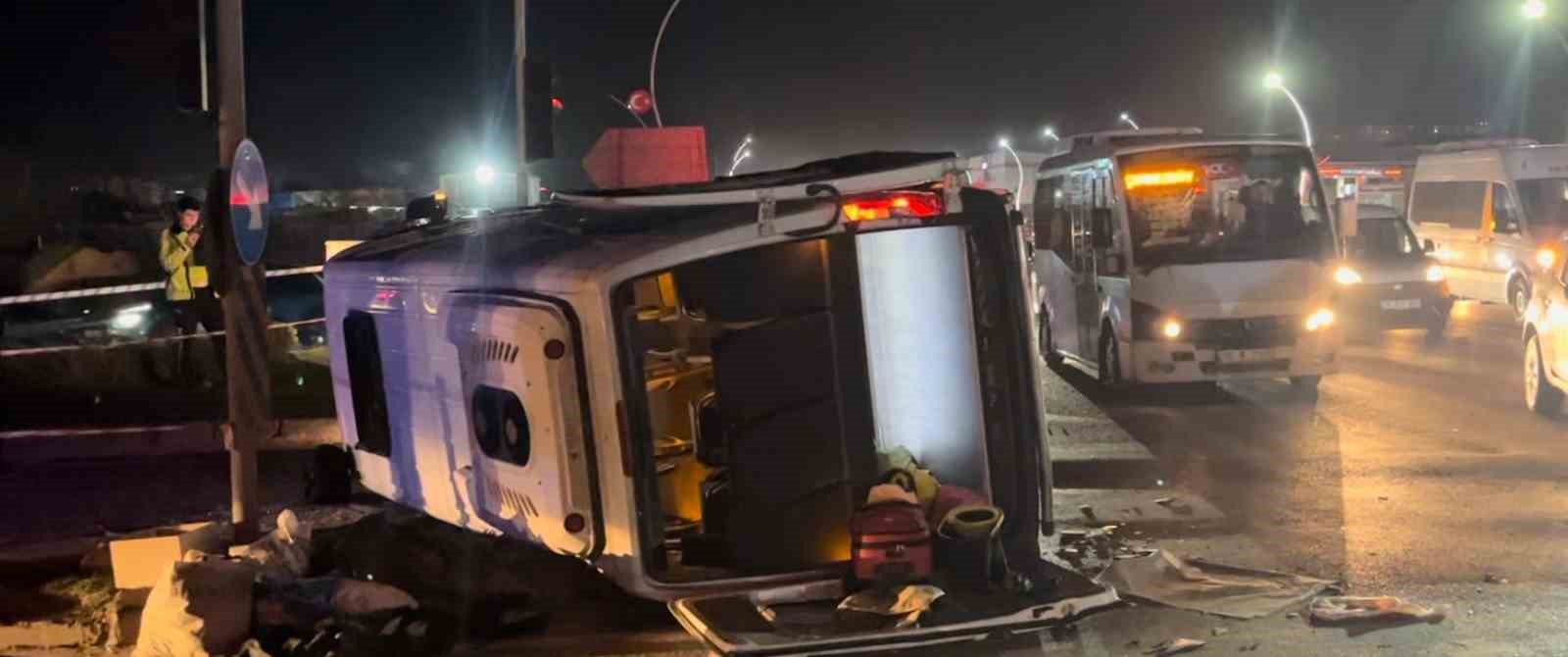 Tekirdağ&rsquo;da yolcu minib&uuml;s&uuml; devrildi: 13 yaralı
