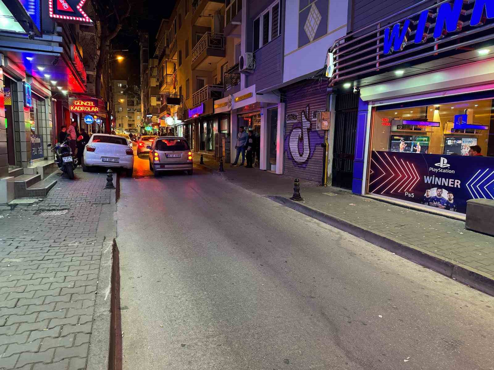 İzmir’de motosiklet kaldırımda yürüyen yayaların arasına daldı: 3 yaralı 