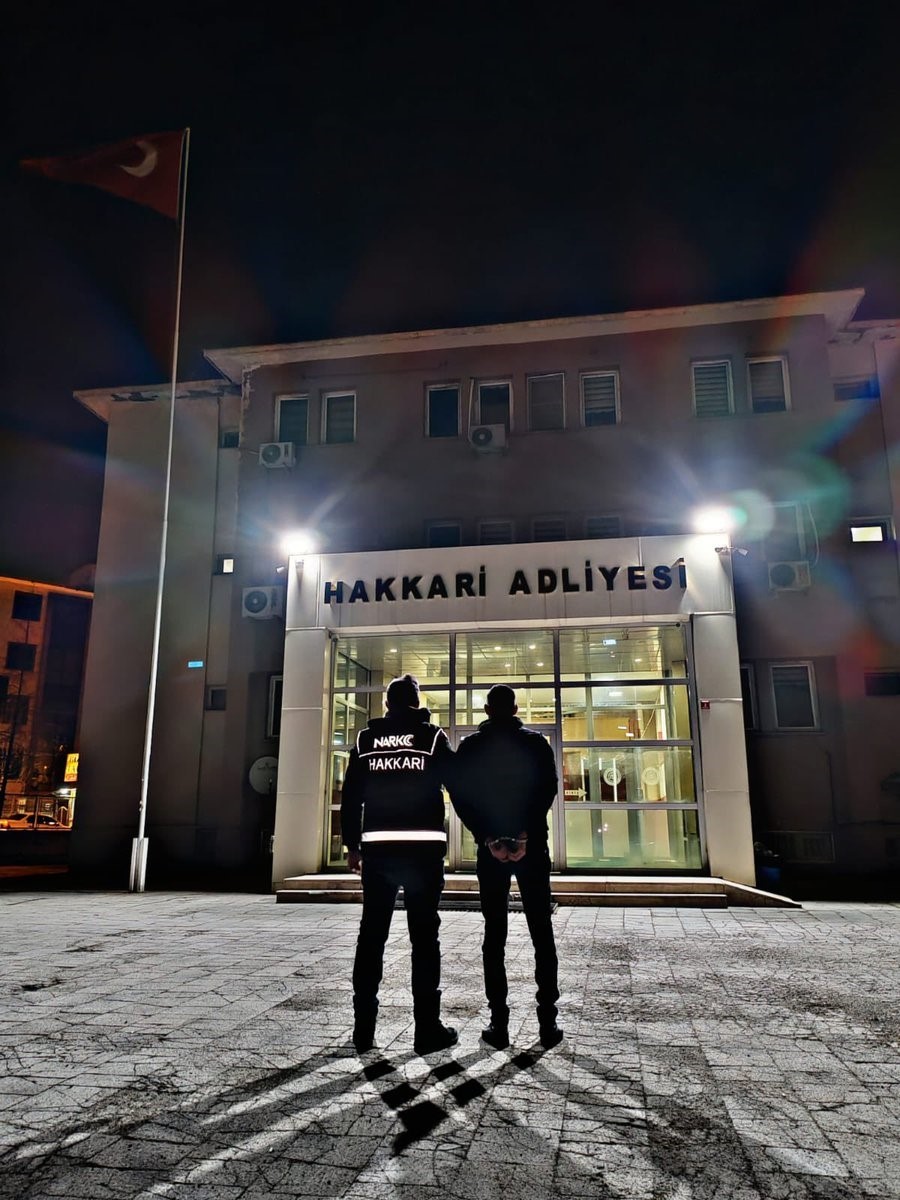 Hakkari&rsquo;de ka&ccedil;ak 13 kilo altın ve 17 kilo uyuşturucu ele ge&ccedil;irildi 