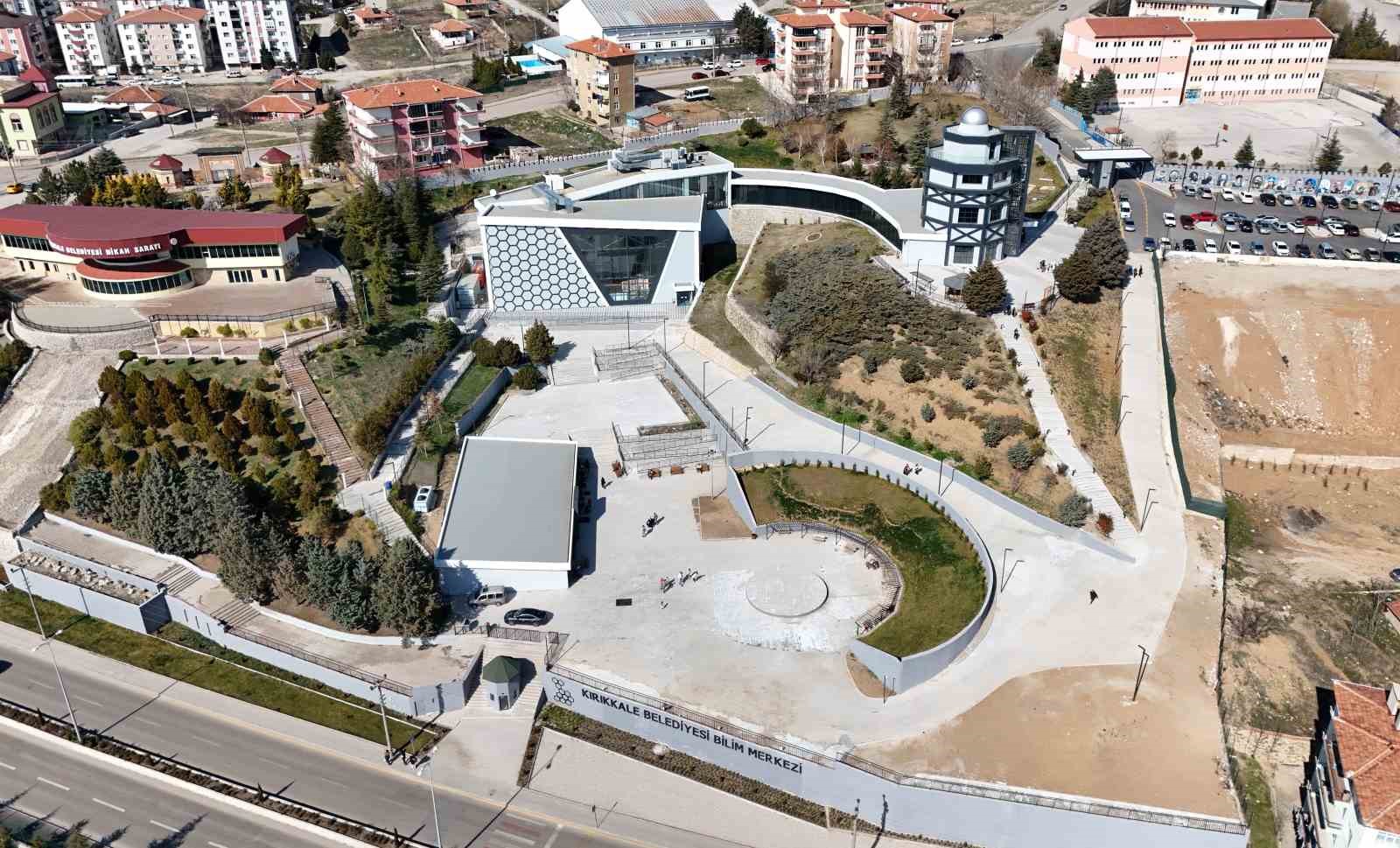 &Uuml;cretsiz olunca izdiham yaşandı: Karın yağmadığı şehirde buz pistine akın ettiler
