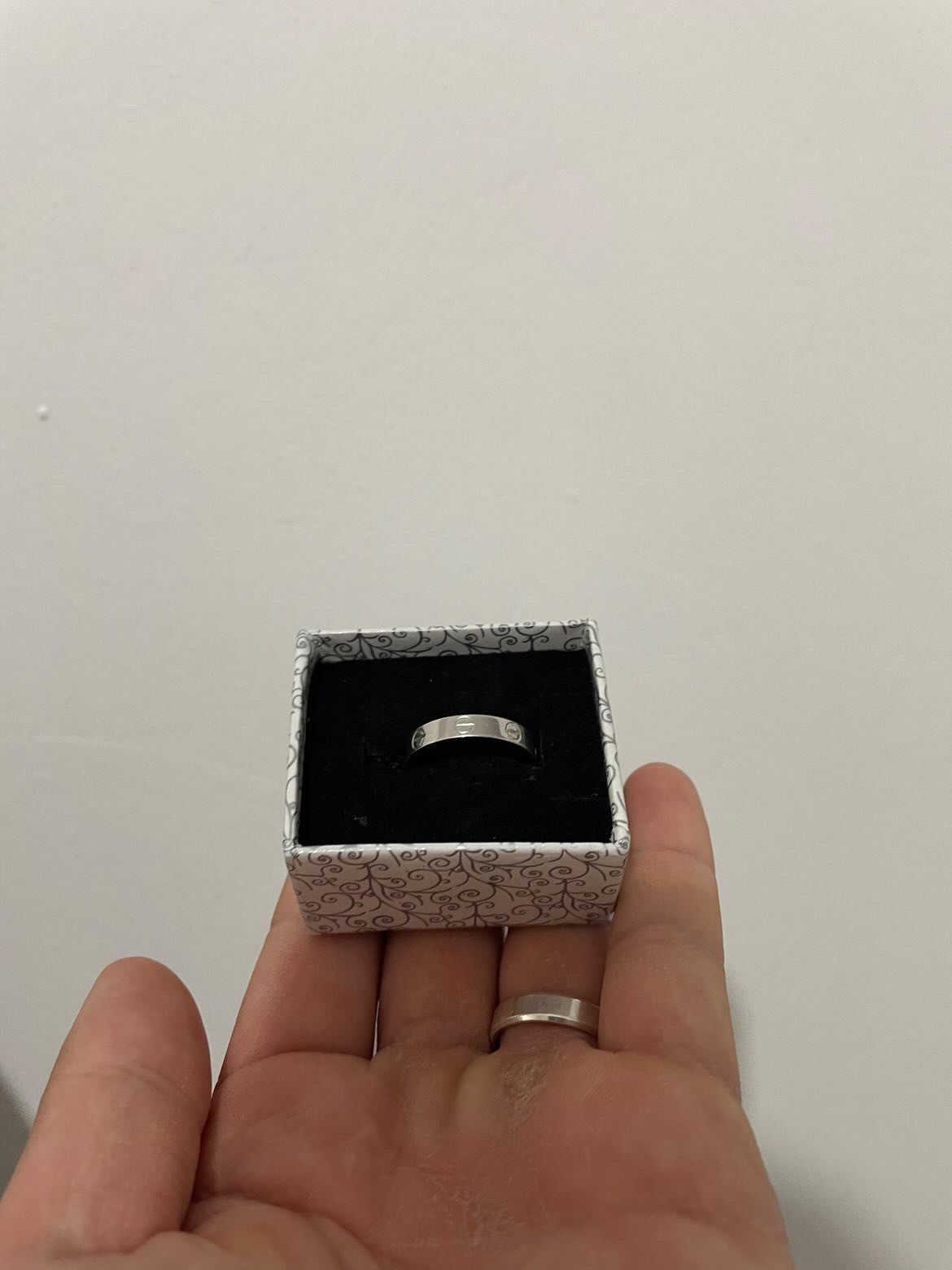 Har&ccedil;lıklarını biriktirdi, erkek arkadaşına diz &ccedil;&ouml;k&uuml;p evlilik teklif etti