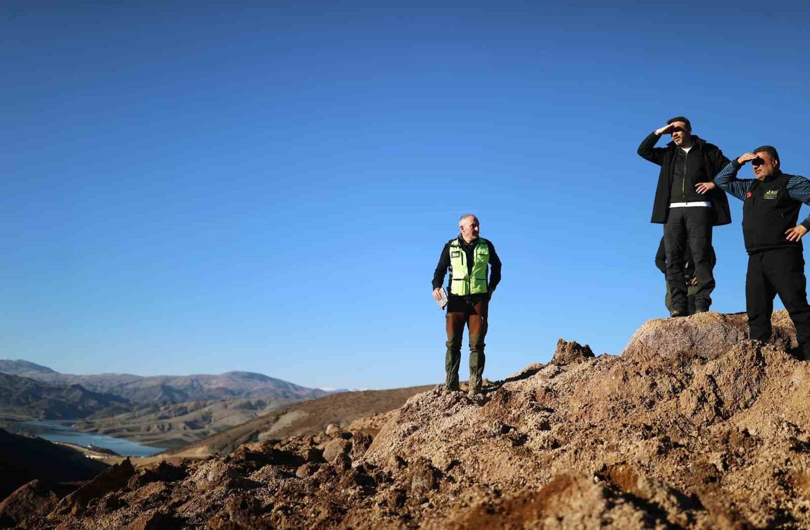 Bakan Bayraktar: &ldquo;İli&ccedil;&rsquo;te maden sahasında yaşanan heyelanın 13. g&uuml;n&uuml;nde &ccedil;alışmalarımız aralıksız s&uuml;r&uuml;yor&rdquo;

