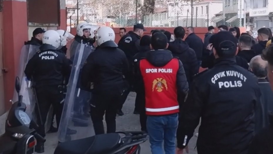 Maç öncesi ortalık karıştı: Polise zorluk çıkaran taraftara gözaltı