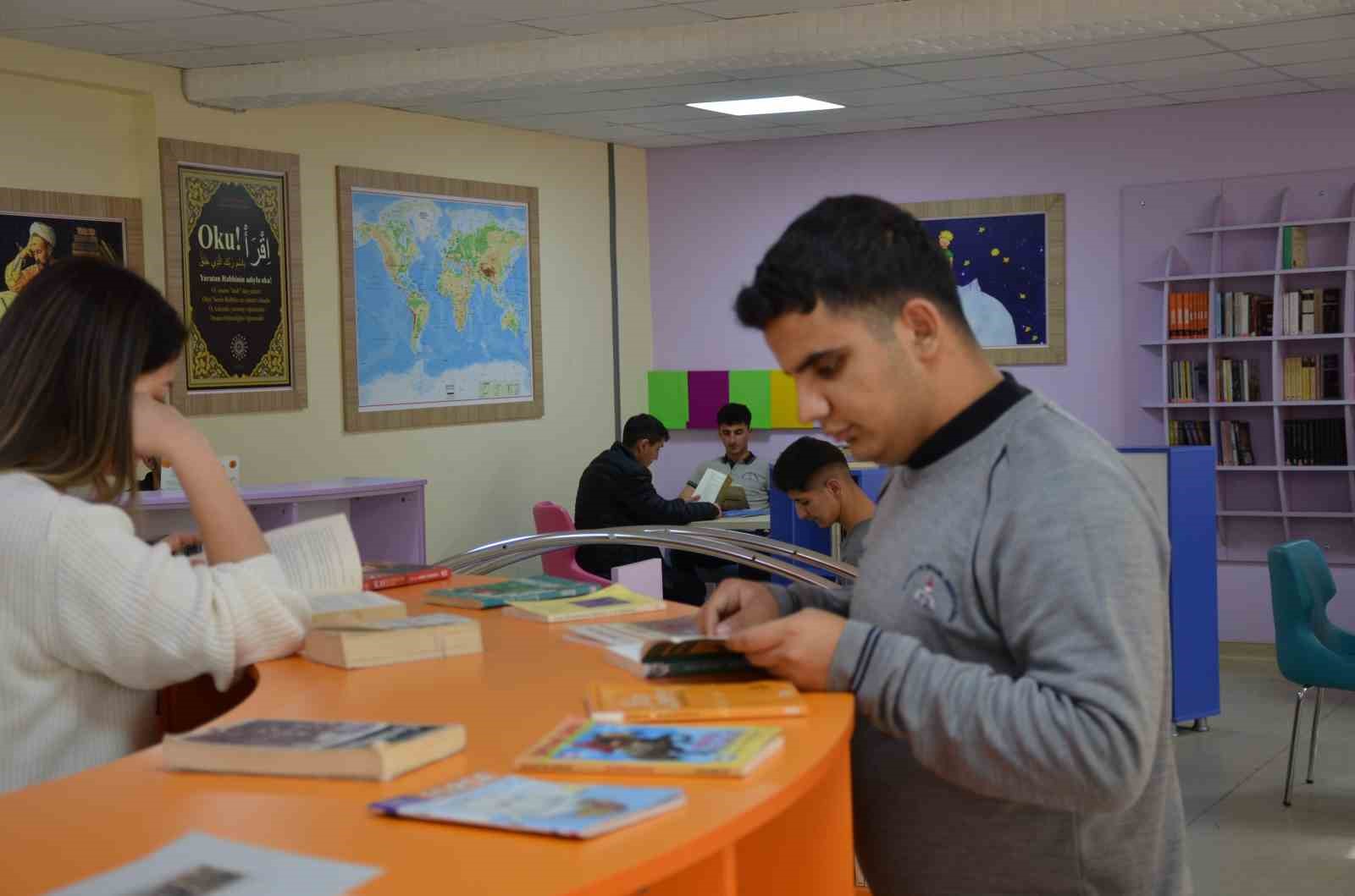 Uludereli &ouml;ğrenciler şehit polisin isminin verildiği k&uuml;t&uuml;phanede sınavlara hazırlanıyor
