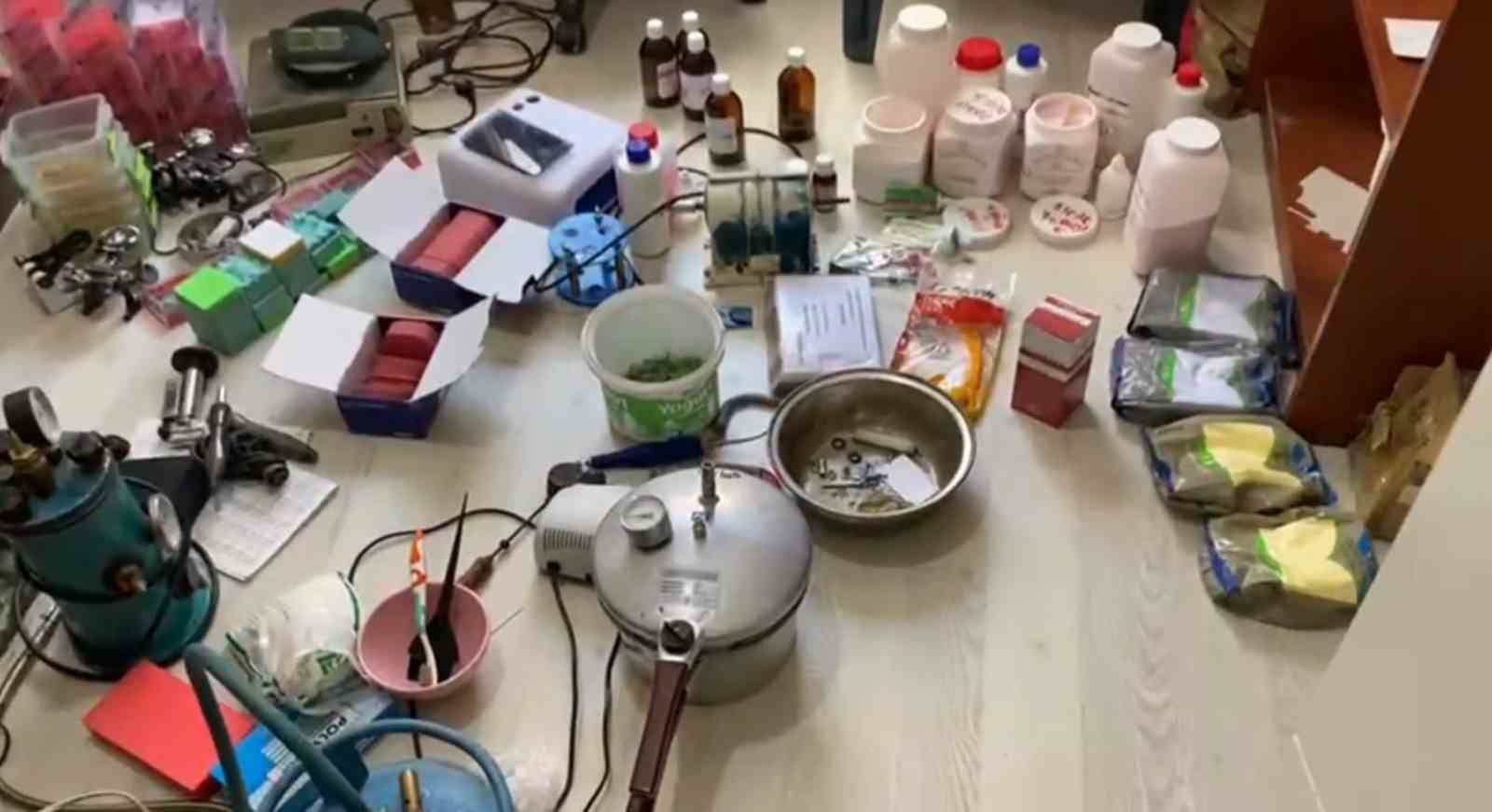 Evini diş kliniğine &ccedil;eviren sahte doktor operasyonla yakalandı
