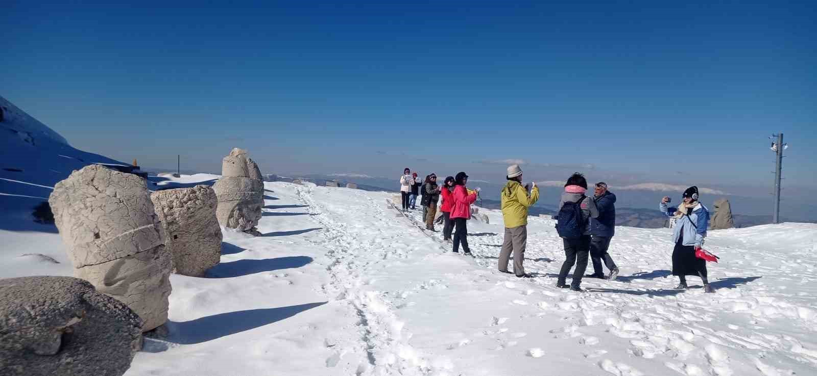 Taylandlı turistler Nemrut’un zirvesinde