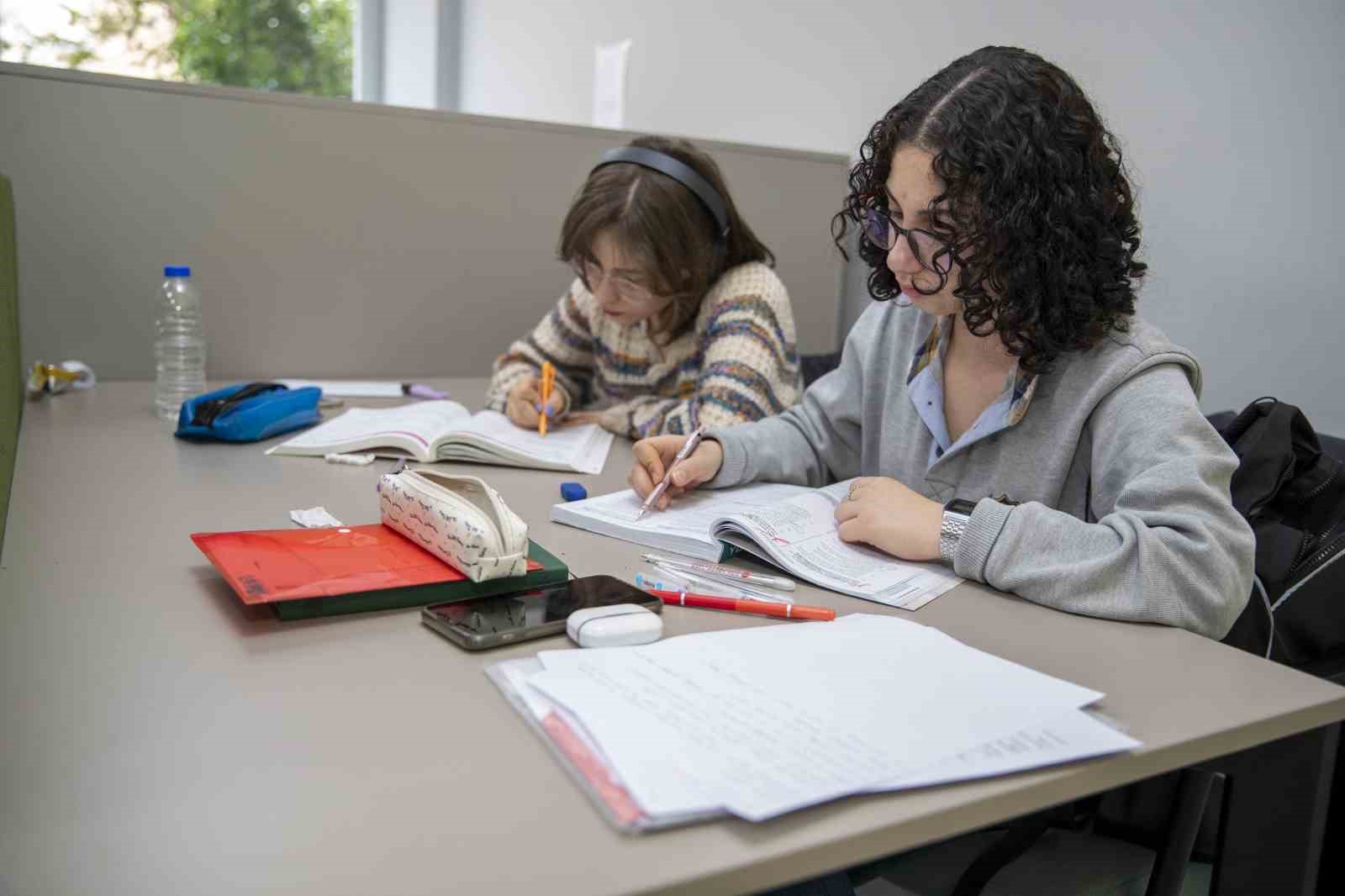 Güvenevler Okuma Salonu, sınavlara hazırlanan öğrencilerin uğrak noktası oldu